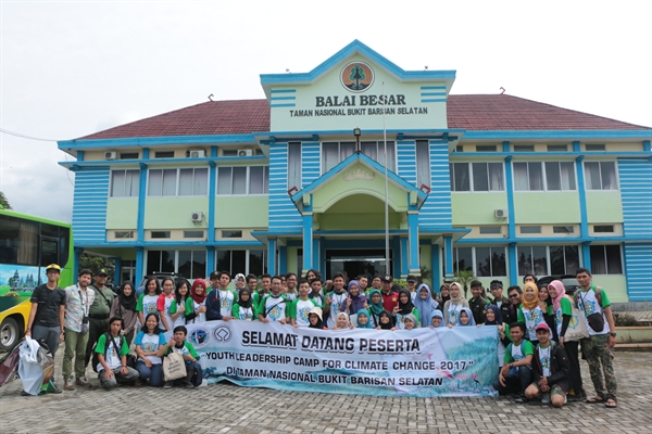 YOUTH LEADERSHIP CAMP FOR CLIMATE CHANGE 2017 “50 Pemuda Pilihan Dilatih Menjadi Pejuang Iklim” Taman Nasional Bukit Barisan Selatan (24 – 26 Februari 2017)